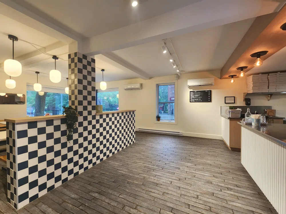 Entrée de Paul Pizza : muret en carreaux marine et crème, fenêtre sur la rue et comptoir